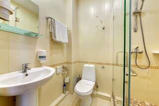 Гостиница Кипарис Геленджик Двухместный номер с 1 кроватью или 2 отдельными кроватями и балконом-12